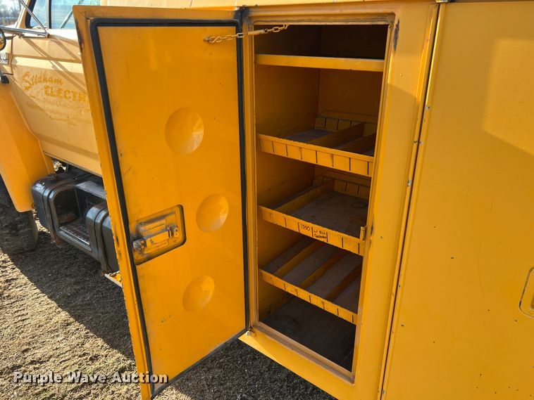 image for item JU9681 1990 Ford F700  bucket truck