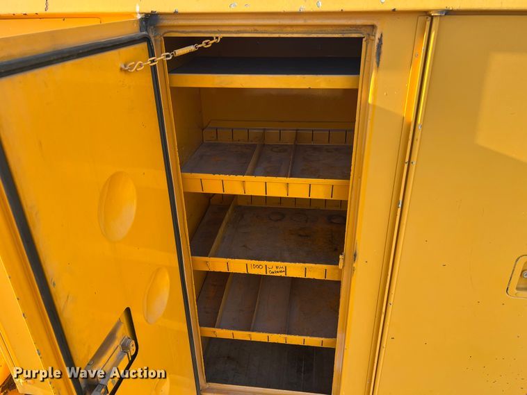 image for item JU9681 1990 Ford F700  bucket truck