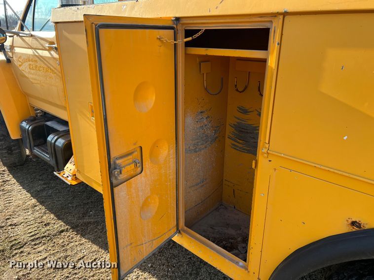 image for item JU9681 1990 Ford F700  bucket truck