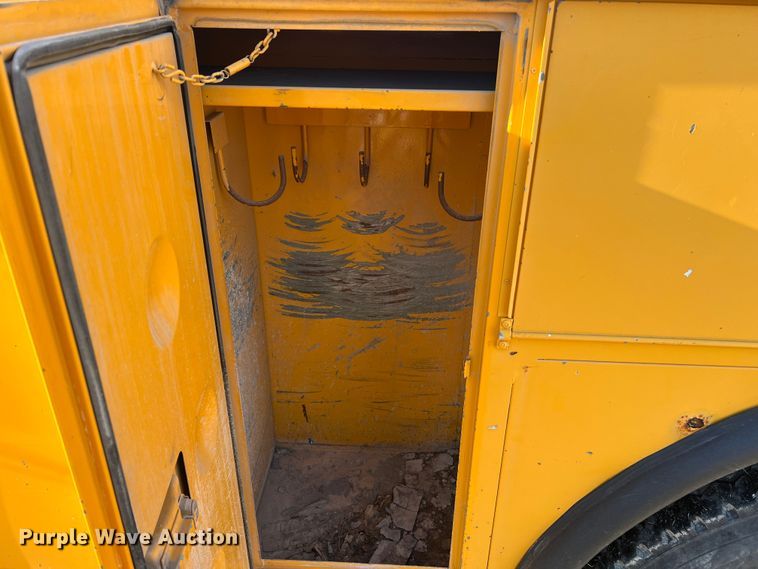 image for item JU9681 1990 Ford F700  bucket truck