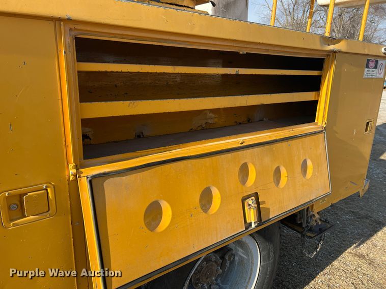 image for item JU9681 1990 Ford F700  bucket truck