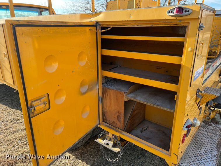 image for item JU9681 1990 Ford F700  bucket truck