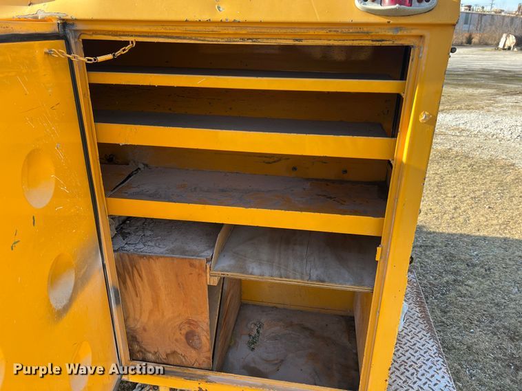 image for item JU9681 1990 Ford F700  bucket truck