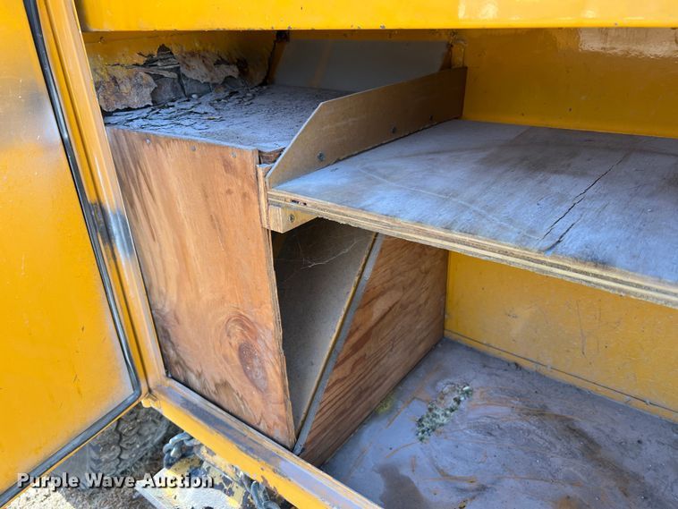 image for item JU9681 1990 Ford F700  bucket truck