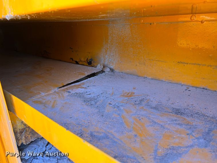 image for item JU9681 1990 Ford F700  bucket truck