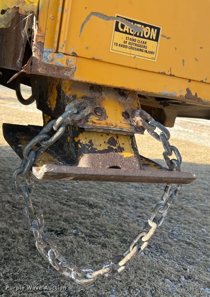 image for item JU9681 1990 Ford F700  bucket truck