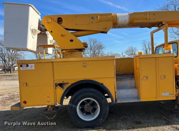 image for item JU9681 1990 Ford F700  bucket truck