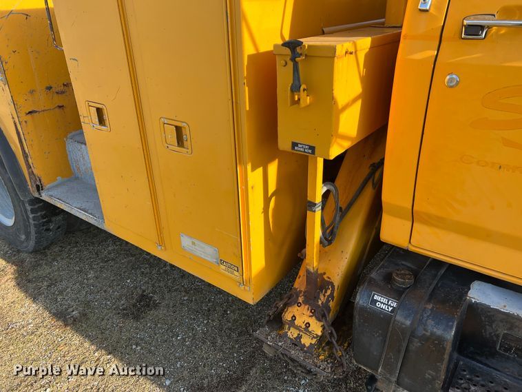 image for item JU9681 1990 Ford F700  bucket truck