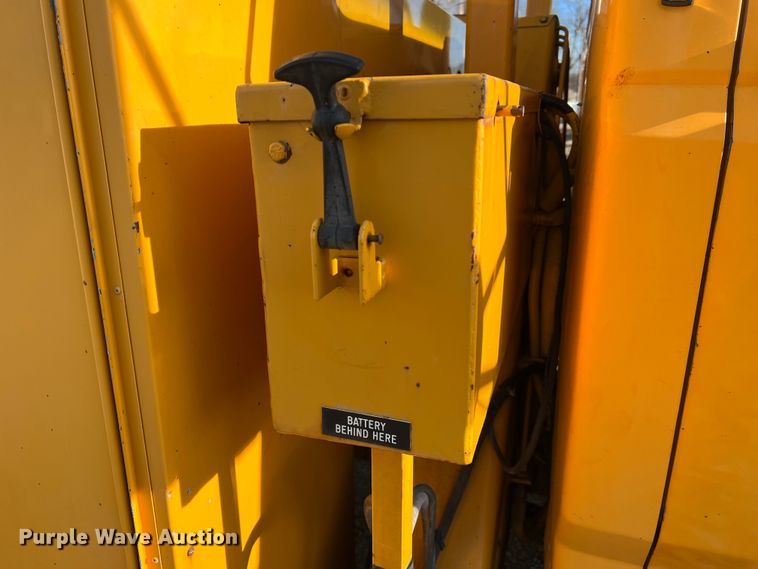 image for item JU9681 1990 Ford F700  bucket truck