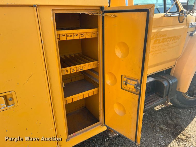 image for item JU9681 1990 Ford F700  bucket truck