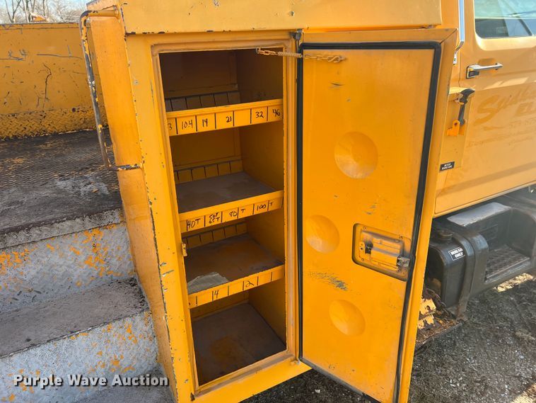 image for item JU9681 1990 Ford F700  bucket truck