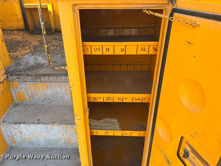 image for item JU9681 1990 Ford F700  bucket truck