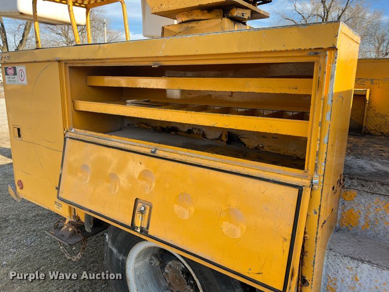 image for item JU9681 1990 Ford F700  bucket truck