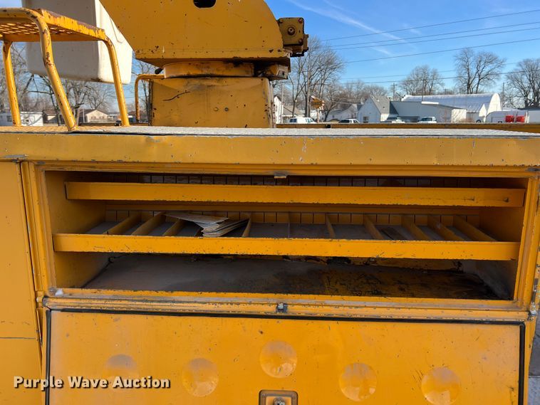 image for item JU9681 1990 Ford F700  bucket truck