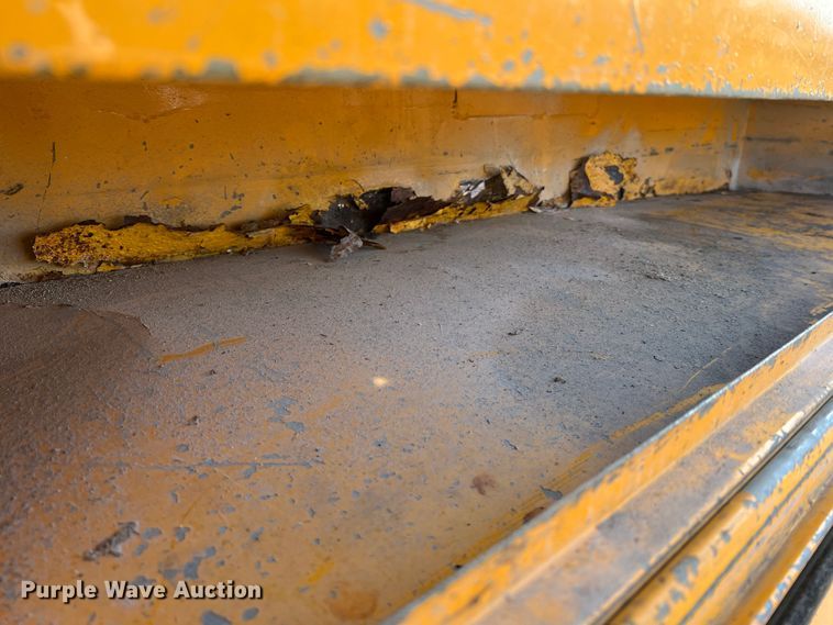 image for item JU9681 1990 Ford F700  bucket truck