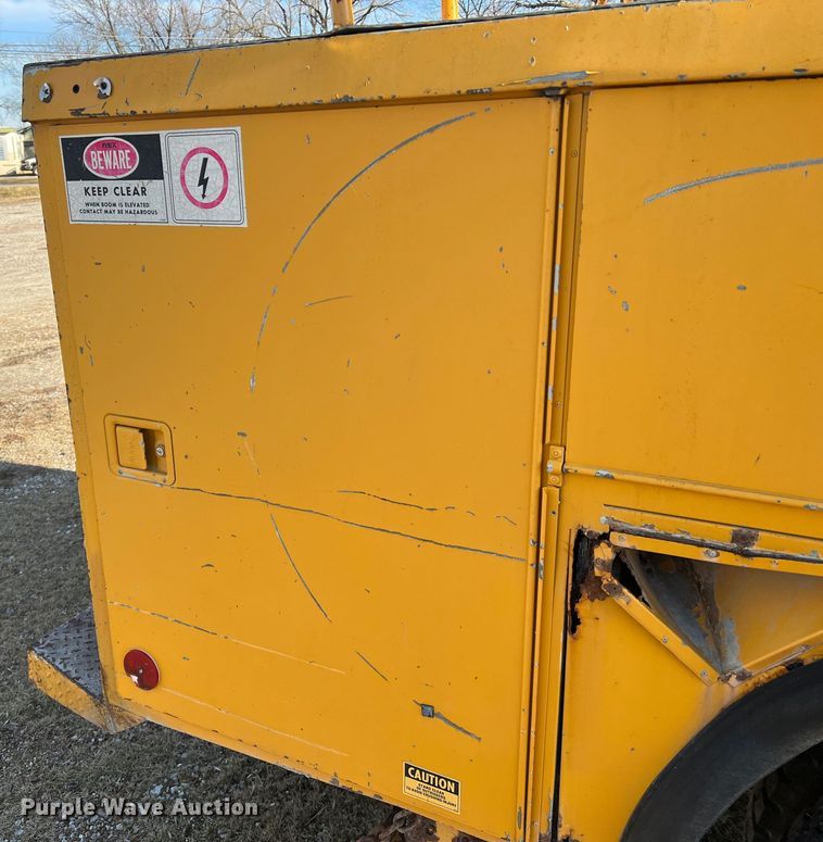 image for item JU9681 1990 Ford F700  bucket truck