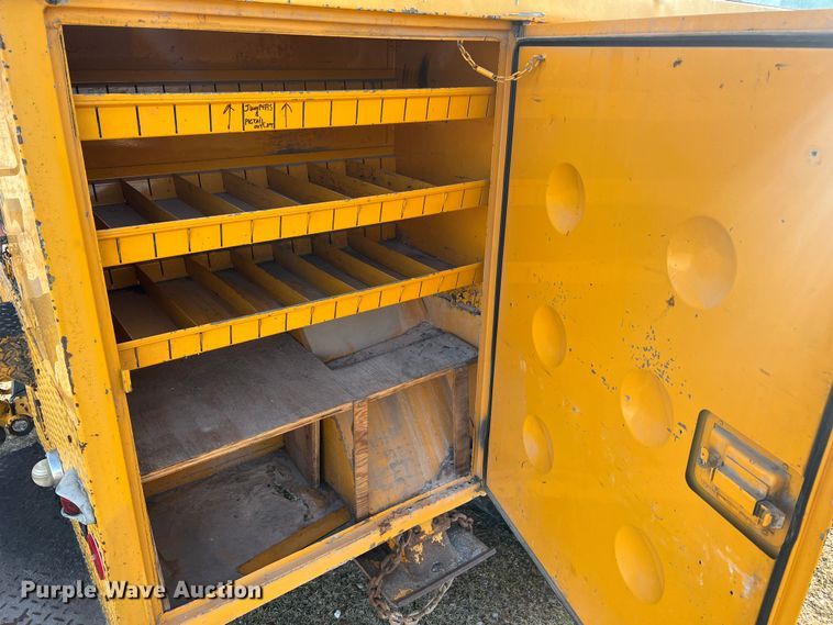 image for item JU9681 1990 Ford F700  bucket truck