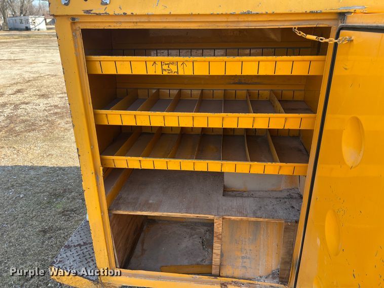 image for item JU9681 1990 Ford F700  bucket truck