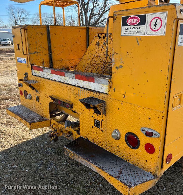 image for item JU9681 1990 Ford F700  bucket truck