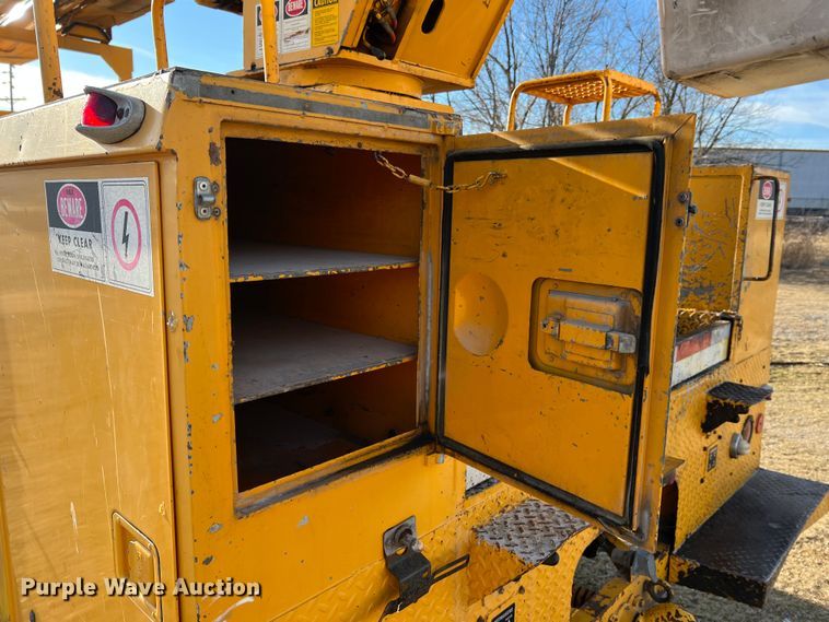 image for item JU9681 1990 Ford F700  bucket truck