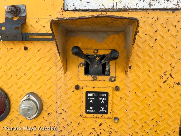 image for item JU9681 1990 Ford F700  bucket truck