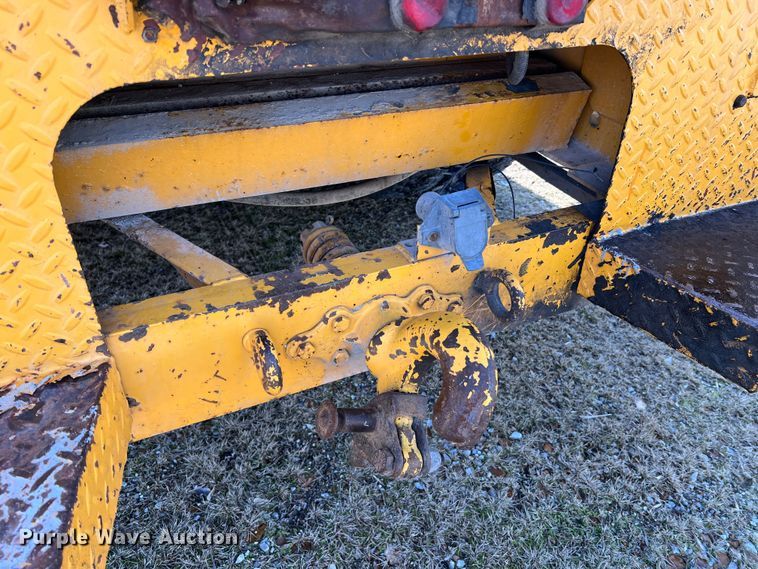 image for item JU9681 1990 Ford F700  bucket truck