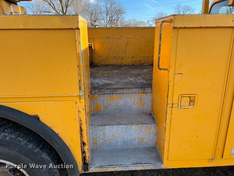 image for item JU9681 1990 Ford F700  bucket truck