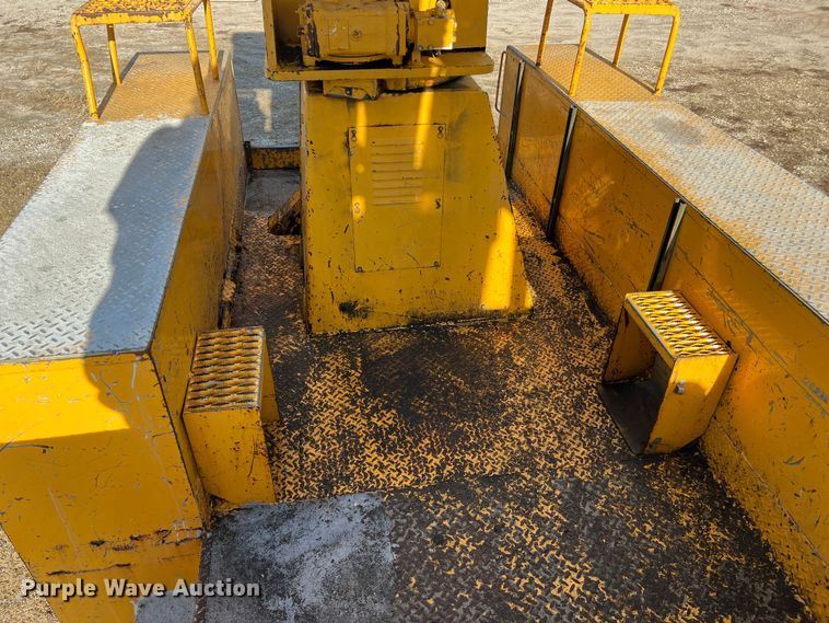 image for item JU9681 1990 Ford F700  bucket truck