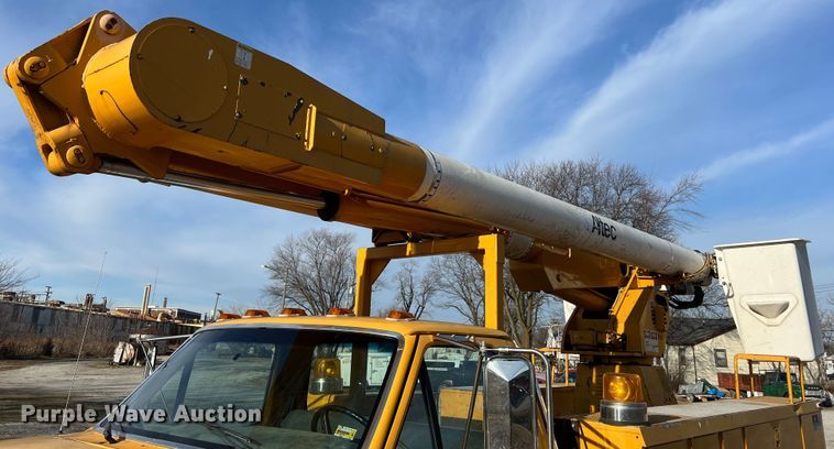image for item JU9681 1990 Ford F700  bucket truck