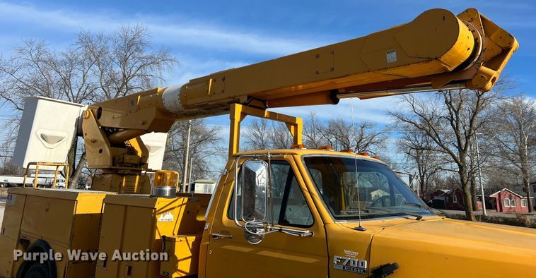 image for item JU9681 1990 Ford F700  bucket truck