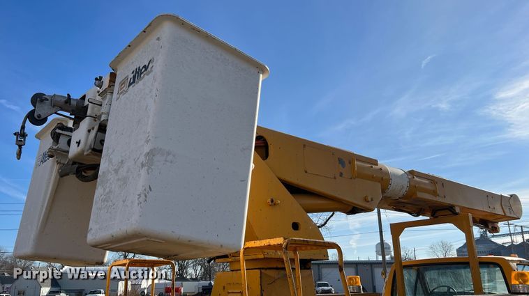 image for item JU9681 1990 Ford F700  bucket truck