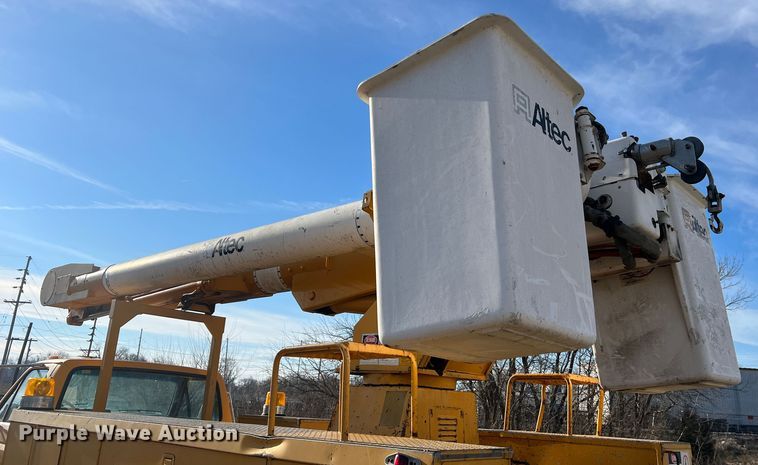 image for item JU9681 1990 Ford F700  bucket truck