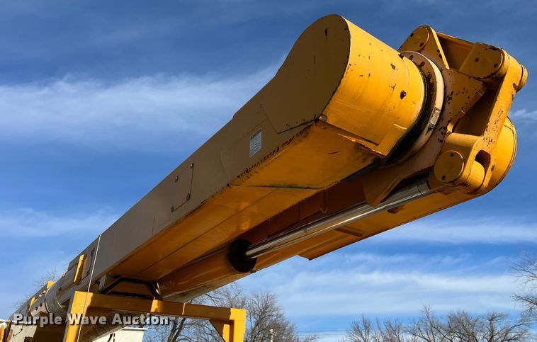 image for item JU9681 1990 Ford F700  bucket truck