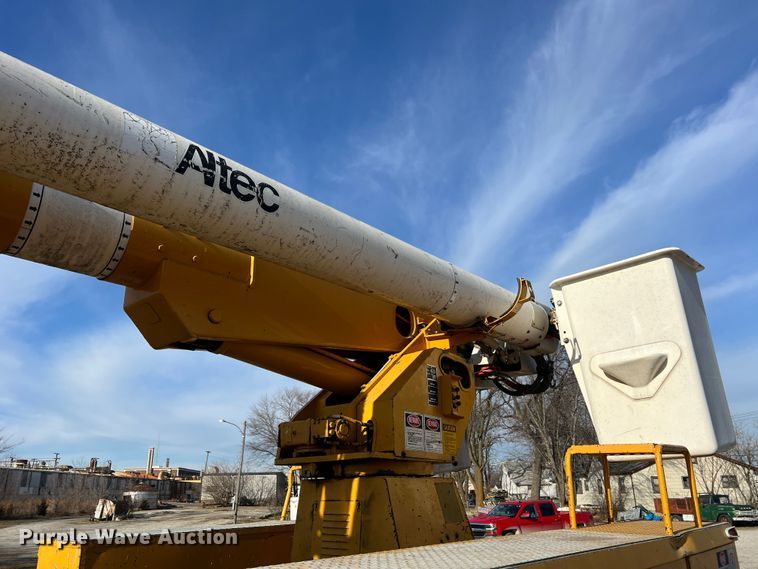 image for item JU9681 1990 Ford F700  bucket truck