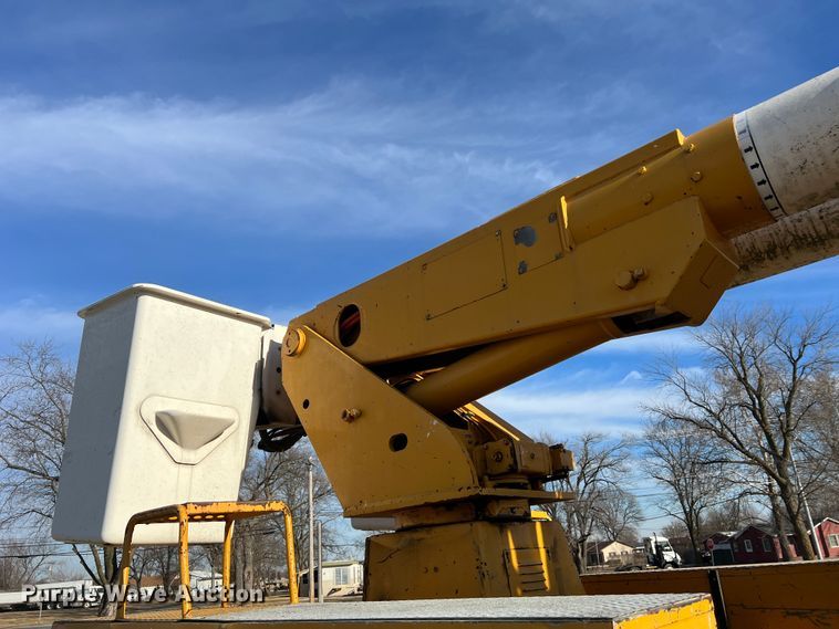 image for item JU9681 1990 Ford F700  bucket truck