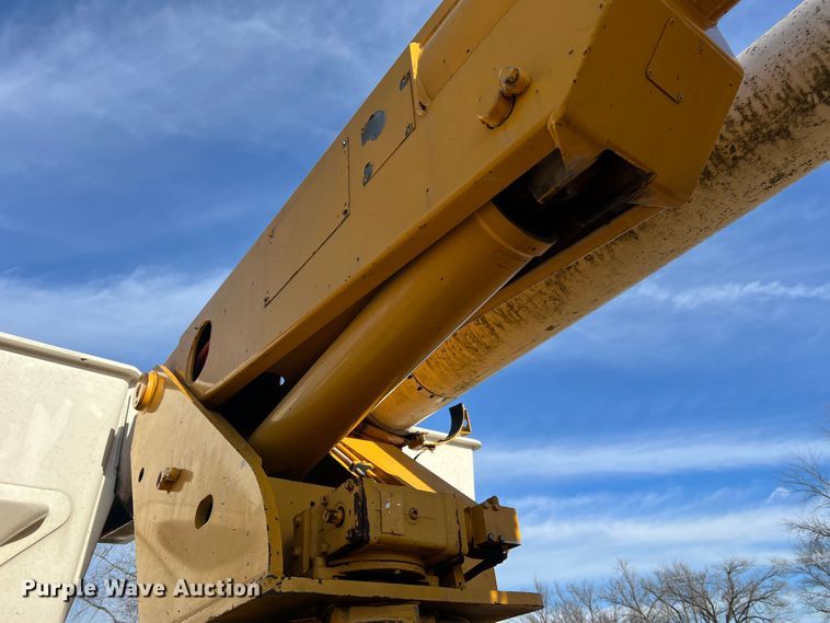 image for item JU9681 1990 Ford F700  bucket truck