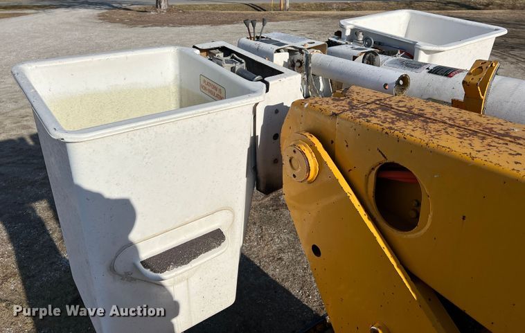 image for item JU9681 1990 Ford F700  bucket truck