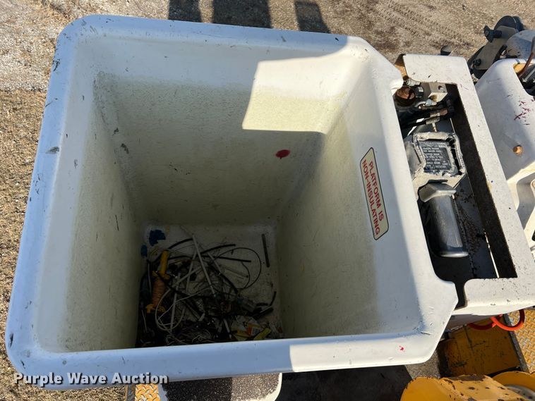 image for item JU9681 1990 Ford F700  bucket truck