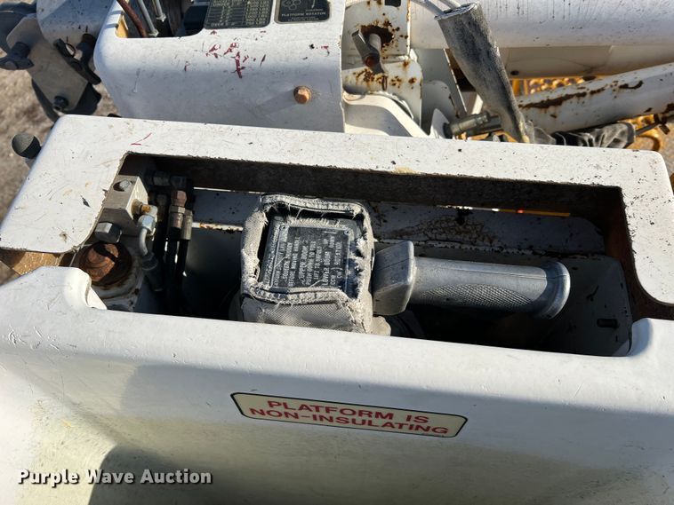 image for item JU9681 1990 Ford F700  bucket truck