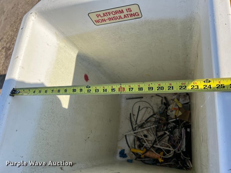 image for item JU9681 1990 Ford F700  bucket truck