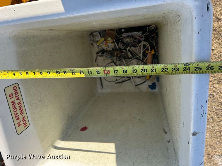 image for item JU9681 1990 Ford F700  bucket truck