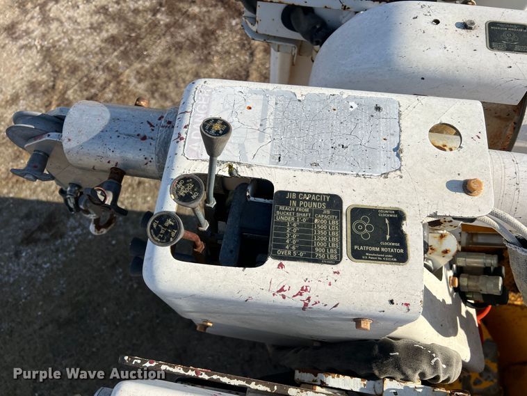 image for item JU9681 1990 Ford F700  bucket truck