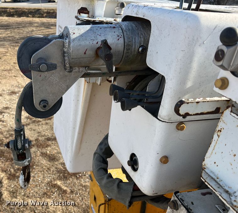 image for item JU9681 1990 Ford F700  bucket truck