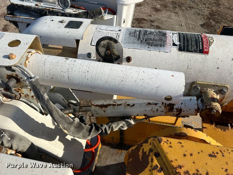 image for item JU9681 1990 Ford F700  bucket truck