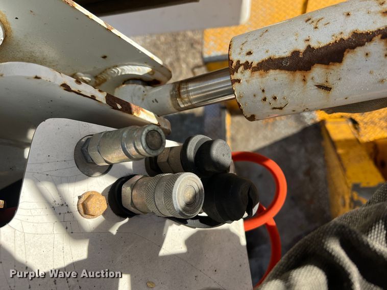 image for item JU9681 1990 Ford F700  bucket truck