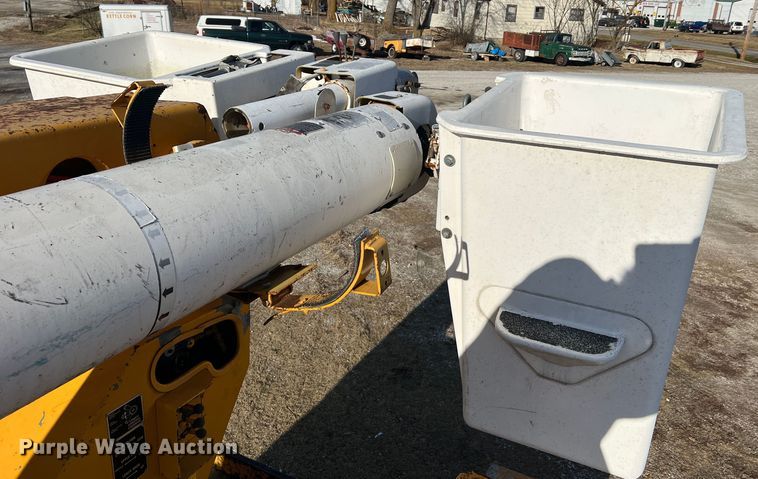 image for item JU9681 1990 Ford F700  bucket truck