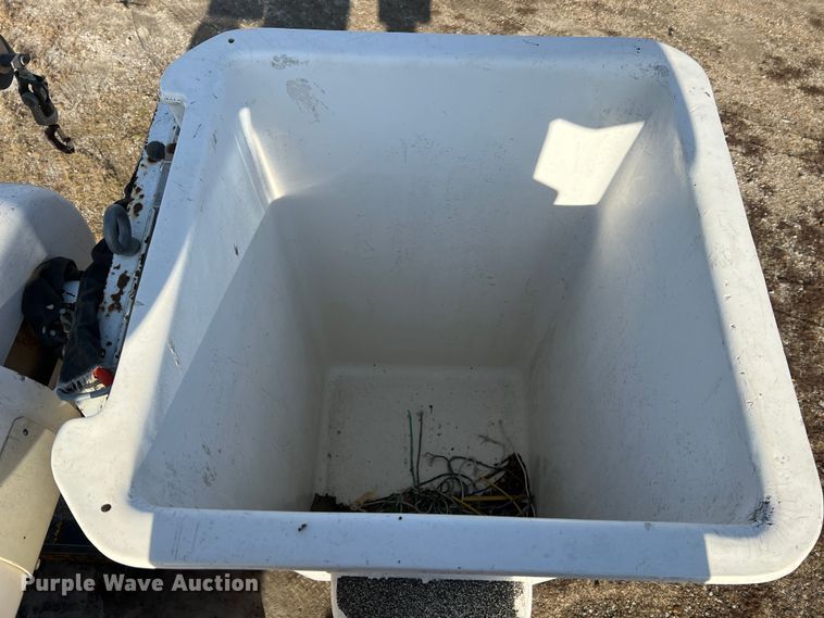 image for item JU9681 1990 Ford F700  bucket truck