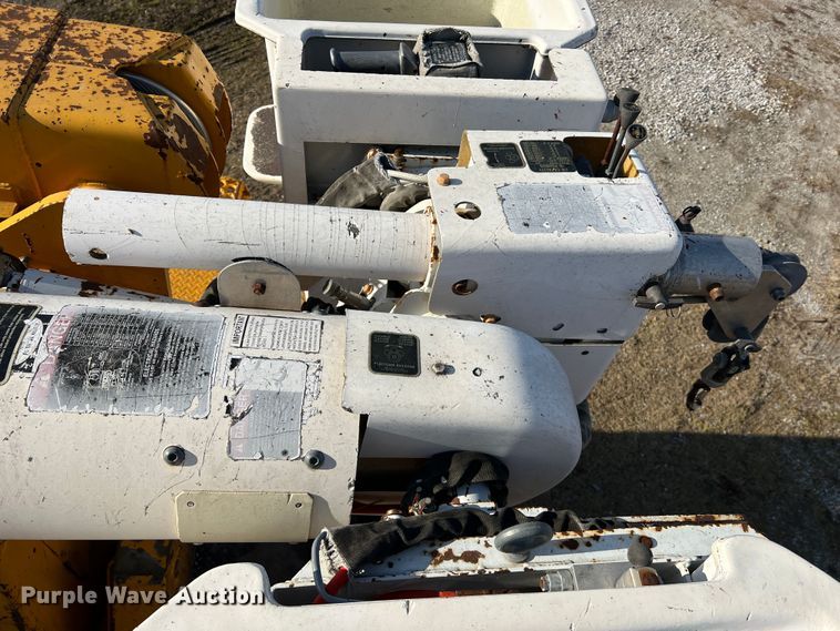 image for item JU9681 1990 Ford F700  bucket truck