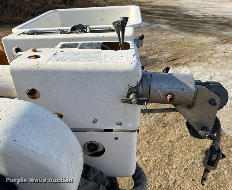 image for item JU9681 1990 Ford F700  bucket truck