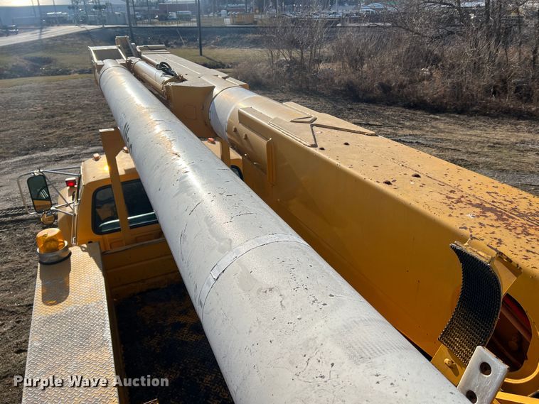 image for item JU9681 1990 Ford F700  bucket truck